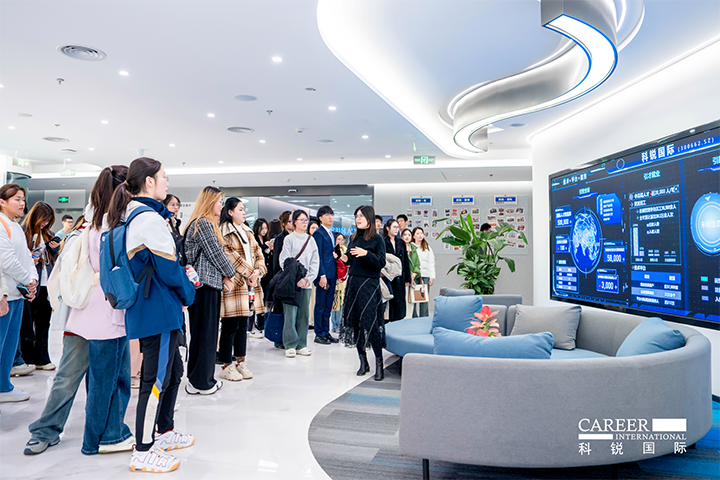 知名人力资源供应商PA真人视讯国际在企业参访活动中为拜访嘉宾与学生介绍公司基本情况